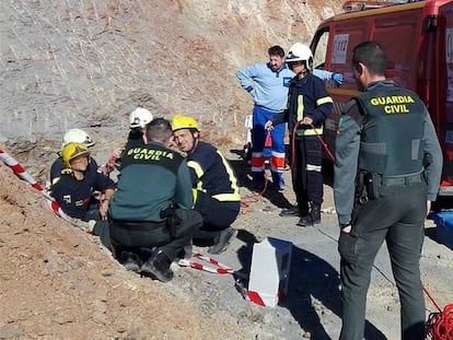 Guardia civil y bomberos, durante las labores de rescate en el lugar del suceso.