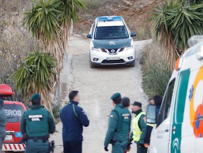 Los equipos de rescate trabajan en la zona de Totalán donde cayó el niño de dos años al pozo.