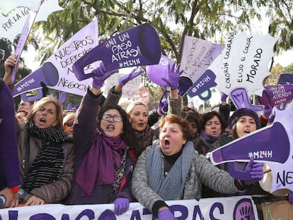 Manifestación feminista convocada en Sevilla frente al Parlamento andaluz, este martes.