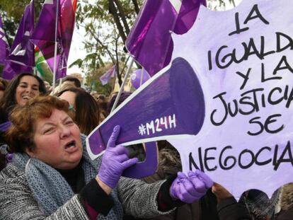 Varias mujeres se manifiestan en Sevilla ante el Parlamento andaluz, este martes. En el vídeo, la transmisión especial de El País Vídeo.