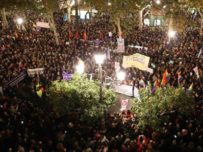 Imagen de la concentración de Sevilla, convocada por colectivos feministas en Plaza Nueva.