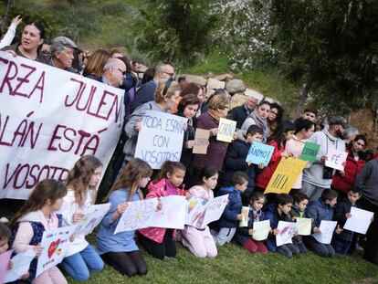 Vecinos de Totalán (Málaga) se concentran este miércoles en apoyo de los familiares de Julen. En vídeo, las tareas de rescate no cesan junto al pozo.