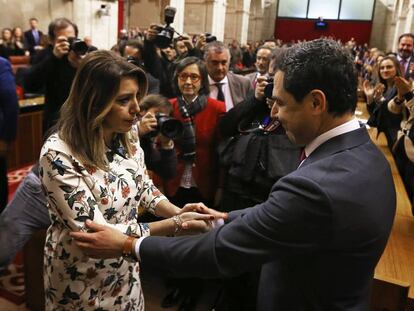 Susana Díaz felicita a Juan Manuel Moreno tras ser investido presidente andaluz. En el vídeo, el nuevo presidente de la Junta de Andalucía.