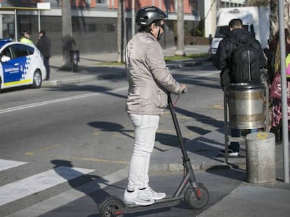 Un usuario de patinete eléctrico circula en Barcelona. En vídeo, cuatro de cada diez usuarios del patinete eléctrico circulan por cualquier lugar.