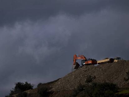 na nube de tormenta cubre el cielo en Totalán, donde buscan a Julen.