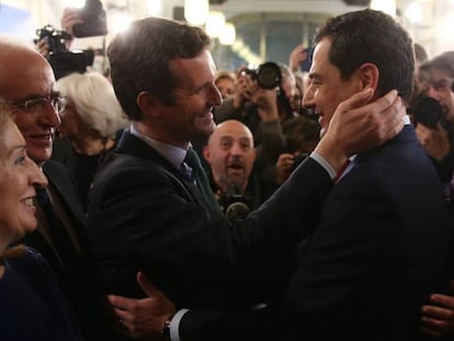 El nuevo presidente de Andalucía, Juan Manuel Moreno (derecha), recibe la felicitación del presidente del PP, Pablo Casado. En el vídeo, la toma de posesión de Moreno.