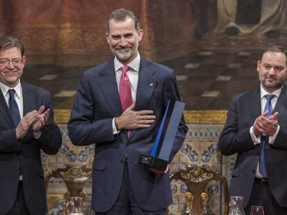 El Rey recibe el XXVII Premio Convivencia de la Fundación Manuel Roseta en el Palau de la Generalitat. En el vídeo, las declaraciones de Felipe VI.