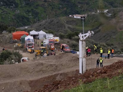 Trabajos de perforación del túnel vertical para llegar hasta el pequeño Julen. En vídeo, la cápsula para rescatar a Julen.