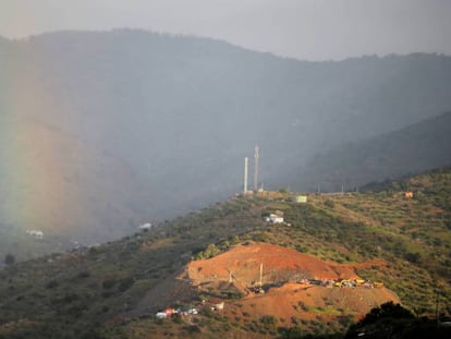 Arcoíris tras la lluvia, esta mañana en el Cerro de la Corona de Totalán, donde prosiguen los trabajos para rescatar a Julen.