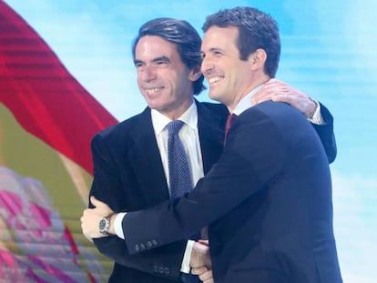 José María Aznar y Pablo Casado se saludan efusivamente en un acto de la Convención Nacional del PP.