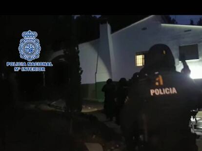 Momento en que la policía entra en el chalé de El Puig que alojaba el laboratorio clandestino.