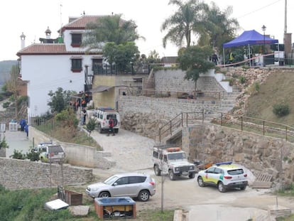 Varios operarios trabajan en la zona de rescate del pequeño Julen.