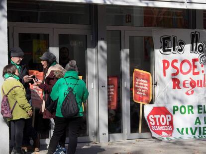 Una veintena de miembros de la Plataforma de Afectados por la Hipoteca han ocupado el vestíbulo de la sede del PSC. En vídeo, hoy el Gobierno lleva ocho decretos al Congreso.