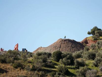 Zona de Totalán (Málaga) en la que se está excavando para rescatar al pequeño Julen. En vídeo, imágenes del pozo el primer día de las operaciones de rescate.