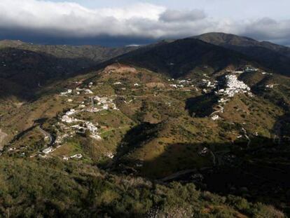 VÍDEO: Málaga contiene la respiración con el rescate de Julen. FOTO: Vista aérea de Totalán y el área donde se intenta el rescate de Julen.