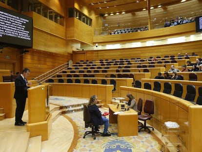 El hemiciclo vacío durante la sesión plenaria de este jueves. En vídeo, el PSOE abandona el Senado cuando Cosidó toma la palabra.