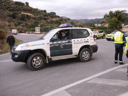 Miembros de la Brigada de Salvamento Minero en coches de la Guardia Civil en Totalán.