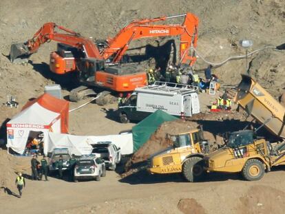 Miembros del equipo de rescate trabajan junto a la galería vertical abierta para intentar acceder al lugar donde se cree que está el niño. En vídeo, la rueda de prensa esta mañana del portavoz de la Guardia Civil.