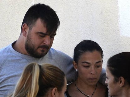 Foto: Los padres de Julen legan al cementerio de Palo, Málaga. Vídeo: Declaraciones del ministro del Interior.