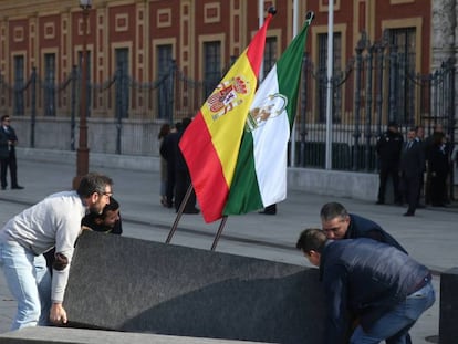 Preparativos del relevo en el palacio de San Telmo, en Sevilla. En vídeo, el nuevo presidente andaluz anuncia una auditoría a 14 entes de la Junta.