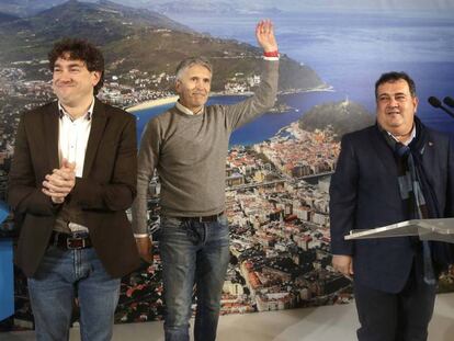 Los candidatos del PSE de San Sebastián, Eneko Andueza y Ernesto Gasco con el Ministro Fernando Grande-Marlaska.