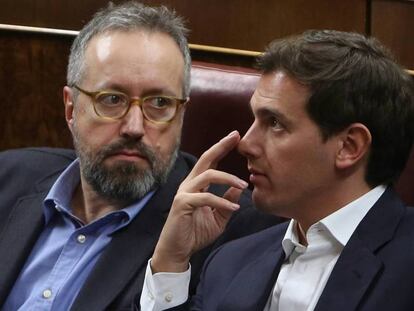 El líder de Ciudadanos, Albert Rivera (derecha) con el portavoz parlamentario, Juan Carlos Girauta.