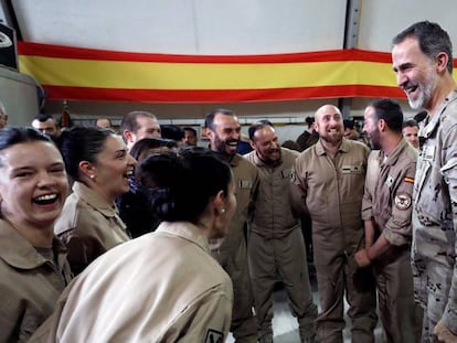 El rey Felipe VI visita a las tropas españolas en Irak. En vídeo, imágenes de la visita del Rey a las tropas españolas en Irak.