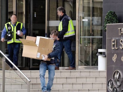 Agentes de policía, a las puertas del tanatorio.