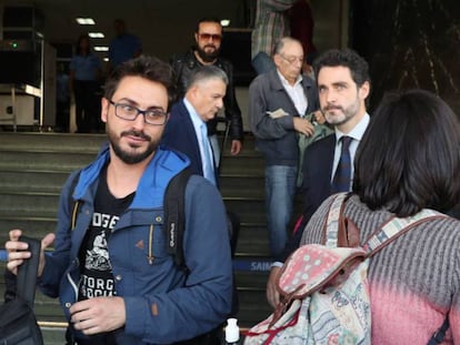 Gonzalo Domínguez, a la izquierda, acompañado por el cónsul adjunto de España en Caracas, Julio Navas, en el centro. En vídeo, declaraciones de Borrell.
