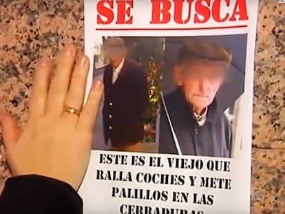 Carteles con el rostro del anciano que raya coches en la calles de Vigo.