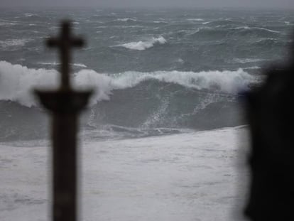 Un peregrino observa el oleaje en el Santuario da Barca en MuxÍa.