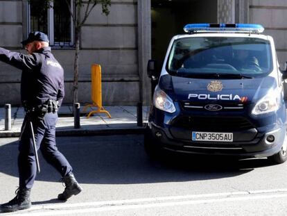 Una patrulla i un agent davant del Suprem, durant la compareixença de Junqueras al gener. En vídeo, el trasllat dels presos a Madrid.