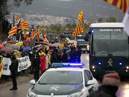 El furgón de la Guardia Civil con los políticos independentistas sale de la prisión de Brians hacia Madrid. En vídeo, así trasladan a Madrid a los nueve presos del 'procés'.