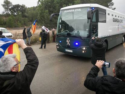 El furgón de la Guardia Civil con los políticos independentistas sale hacia Madrid. En vídeo, la grabación dentro del vehículo.
