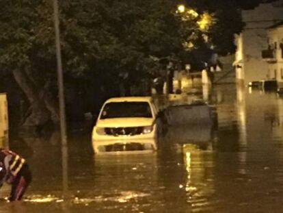 La localidad malagueña de El Trapiche, inundada por la rotura de una tubería. Ayuntamiento de Vélez-Málaga. Vídeo: @ser_malaga, @remsanluis