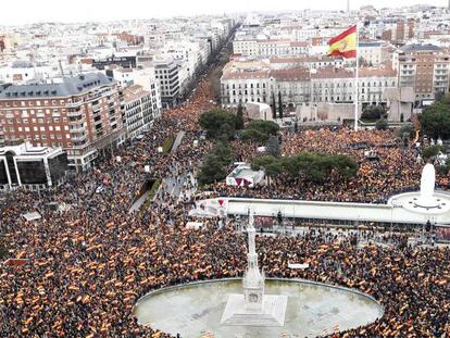 Imagen de la protesta en la plaza de Colón. En vídeo, decenas de miles de personas se concentran en Madrid por la unidad de España.