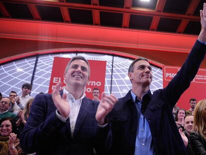 Pedro Sánchez, a la derecha, junto al secretario general de Cantabria, Pablo Zuloaga. En vídeo, declaraciones del presidente del Gobierno este domingo.