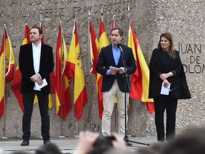 Los periodistas Albert Castillón, Carlos Cuesta y María Claver en la plaza de Colón. En vídeo, Claver lee las acusaciones a Pedro Sánchez contenidas en el manifiesto.