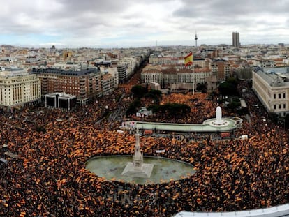 En foto, manifestación en la plaza de Colón de Madrid contra el Gobierno de Pedro Sánchez y por la unidad de España, este pasado domingo. En vídeo, cinco preguntas a los manifestantes.