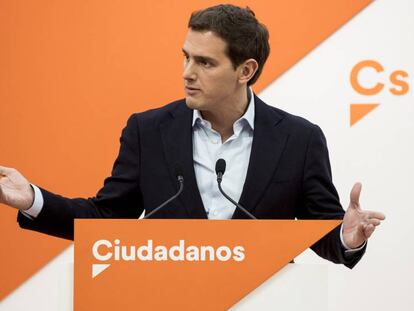 En foto, Albert Rivera, durante la rueda de prensa en la sede de Ciudadanos en Madrid. En vídeo, Rivera convoca una nueva protesta contra Sánchez en Barcelona