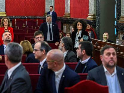 Quim Torra saluda a los acusados del juicio del 'procés'. En primer término, a la derecha, Oriol Junqueras. En vídeo, la estrategia es poner en duda al alto tribunal.