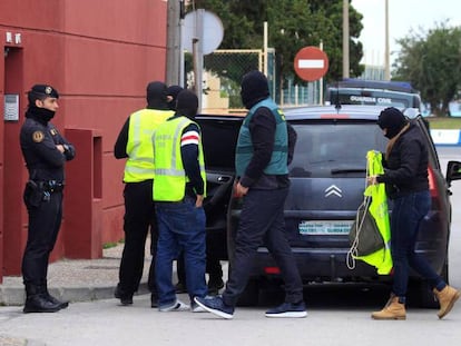 Operación policial en Cádiz. En vídeo, al menos 30 detenidos en una gran operación contra el tráfico de hachís en el Estrecho.