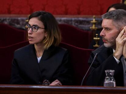 Andreu Van den Eynde (derecha), abogado de Oriol Junqueras y Raül Romeva, durante la primera jornada del juicio. En vídeo, la estrategia de los líderes independentistas juzgados en el Supremo.