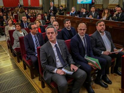 Los doce líderes independentistas juzgados, en el juicio. Primer banco, de izquierda a derecha, Joaquim Forn, Raül Romeva y Oriol Junqueras; segundo, Josep Rull, Jordi Turull y Jordi Sànchez; tercero, Dolors Bassa, Carme Forcadell y Jordi Cuixart; y cuarto, Meritxell Borràs, Santiago Vila y Carles Mundó. En vídeo, el abogado de Cuixart advierte de que no es aforado: "No entendemos porque estamos en un juicio delante del Supremo".