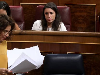 La portavoz de Unidos Podemos, Irene Montero, observa como la ministra de Hacienda, María Jesús Montero, se dirige a su escaño. En vídeo, declaraciones de Montero a su llegada al Congreso.