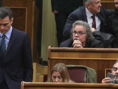El presidente del Gobierno, Pedro Sánchez, pasa por delante del diputado de ERC Joan Tardà en el debate de los Presupuestos en el Congreso, este miércoles.