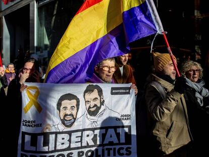 Varios colectivos se concentran en los alrededores del Tribunal Supremo de Madrid con una pancarta con la imagen de Jordi Sànchez y Jordi Cuixart. En vídeo, '20-S: nace el relato de la violencia'.