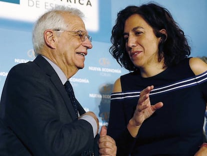 Josep Borrell e Irene Lozano conversan este miércoles durante un desayuno de trabajo celebrado en Madrid. En vídeo, las declaraciones del ministro de Exteriores, Josep Borrell.