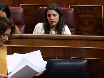 La portavoz de Podemos en el Congreso, Irene Montero, observa a la ministra de Hacienda, María Jesús Montero, este miércoles.