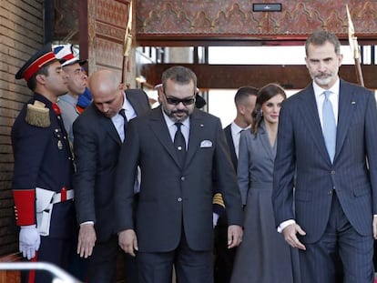 El rey de Marruecos, Mohamed VI, acompaña a Felipe VI y la reina Letizia durante su visita a Rabat. En vídeo, los Reyes inician su primer viaje de Estado a Marruecos.